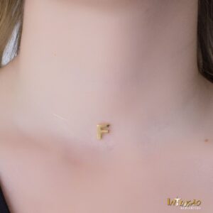 Colar Intuê choker nylon letra F banhado a ouro 18k Colar Intuê choker nylon letra F banhado a ouro 18k