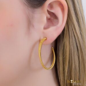 Brinco argola dourada torcida banhada a ouro 18k Brinco argola dourada torcida banhada a ouro 18k