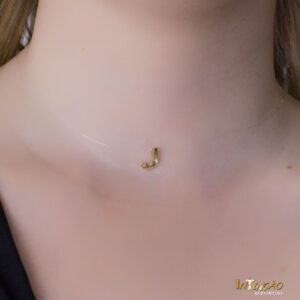 Colar Intuê choker nylon letra J banhado a ouro 18k; Colar Intuê choker nylon letra J banhado a ouro 18k;