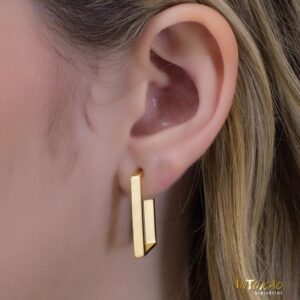 Brinco Intuê argola retangular 3D banhada a ouro 18k Brinco Intuê argola retangular 3D banhada a ouro 18k
