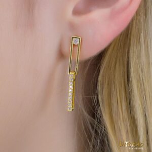 Brinco dourado com zirconias brancas banhado a ouro 18k Brinco dourado com zirconias brancas banhado a ouro 18k