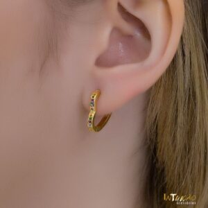 Brinco Intuê argola coração zircônia colorida banhado a ouro 18k Brinco Intuê argola coração zircônia colorida banhado a ouro 18k