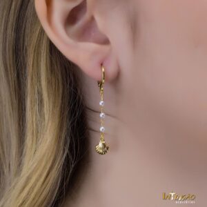Brinco Intuê argola com fio pérola e concha banhado a ouro 18k Brinco Intuê argola com fio pérola e concha banhado a ouro 18k