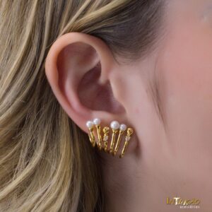 Brinco dourado ear hook Intuê banhado a ouro 18k Brinco dourado ear hook Intuê banhado a ouro 18k