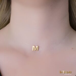 Colar Intuê choker nylon letra M banhado a ouro 18k Colar Intuê choker nylon letra M banhado a ouro 18k