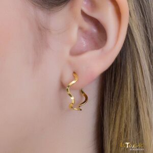 Brinco argola onda dourada banhada a ouro 18k Brinco argola onda dourada banhada a ouro 18k