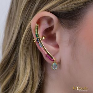 Brinco ear hook Intuê cristais coloridos banhado a ouro 18k Brinco ear hook Intuê cristais coloridos banhado a ouro 18k