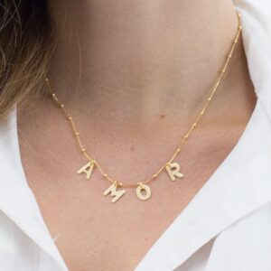 Colar dourado AMOR banhado a ouro 18k com mini bolinhas semijoia Colar dourado AMOR banhado a ouro 18k com mini bolinhas semijoia
