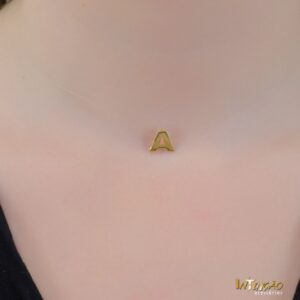 Colar Intuê choker nylon letra A banhado a ouro 18k; Colar Intuê choker nylon letra A banhado a ouro 18k;