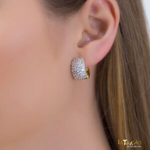 Brinco Intuê argola com zircônias banhada a ouro 18k semijoia Brinco Intuê argola com zircônias banhada a ouro 18k semijoia