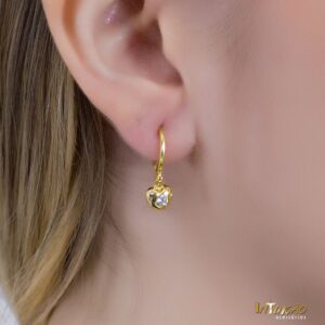 Brinco Intuê argola coração com zircônia banhado a ouro 18k Brinco Intuê argola coração com zircônia banhado a ouro 18k