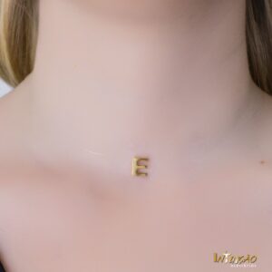 Colar Intuê choker nylon letra E banhado a ouro 18k Colar Intuê choker nylon letra E banhado a ouro 18k