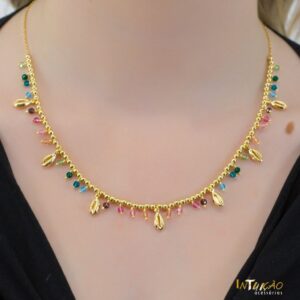 Colar dourado búzios e cristais naturais banhado a ouro 18k. Colar dourado búzios e cristais naturais banhado a ouro 18k.