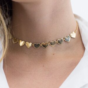 Colar chocker dourado corações lisos banhado a ouro 18k, semijoia Colar chocker dourado corações lisos banhado a ouro 18k, semijoia