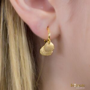 Brinco Intuê argola conchas banhado a ouro 18k Brinco Intuê argola conchas banhado a ouro 18k