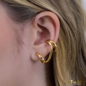 Brinco dourado ear hook Intuê liso banhado a ouro 18k Brinco dourado ear hook Intuê liso banhado a ouro 18k