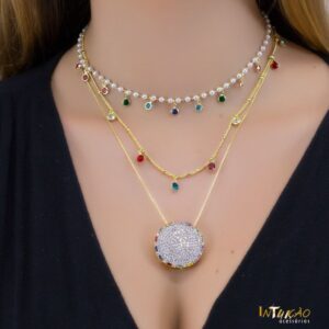 Colar banhado a ouro 18k Intuê com zircônias coloridas e esferas lisas PP entre as mesmas semijoia Colar banhado a ouro 18k Intuê com zircônias coloridas e esferas lisas PP entre as mesmas semijoia